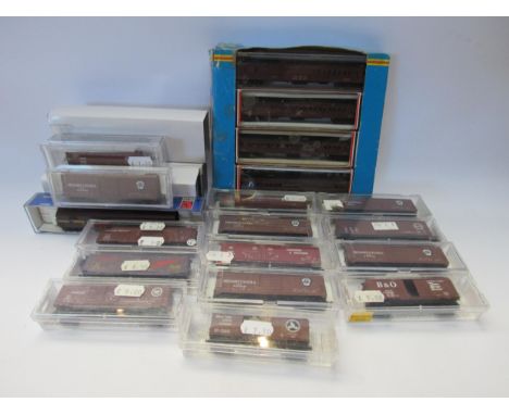 A collection of boxed/cased N gauge model railway rolling stock including Athearn, Model Power, Bevbel etc (19) 
