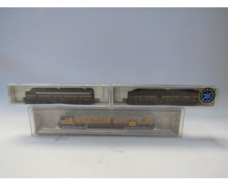 Three Perspex cased N gauge model railway locomotives to include Bachmann 62256 EMD DD40AX Centennial (DCC) Union Pacific #69