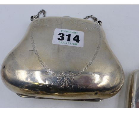A SILVER EVENING PURSE WITH ENGRAVED HEART SHAPED RIBBON BOW DESIGN. HALLMARKED CHESTER 1909. WEIGHT IN TOTAL 4.5ozs. 