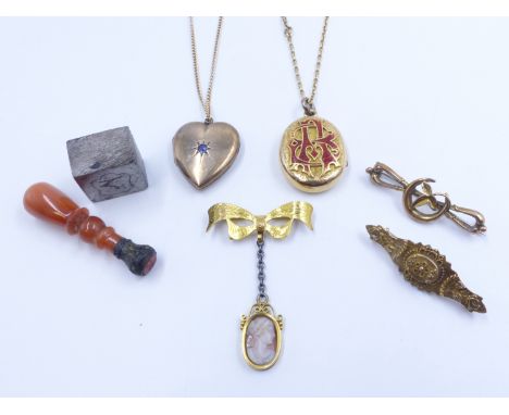 A GOLD AND RED ENAMEL VICTORIAN MOURNING LOCKET INSCRIBED WITH INITIALS AND THE DATE 1870 TO THE BACK, SUSPENDED ON A GOLD CU