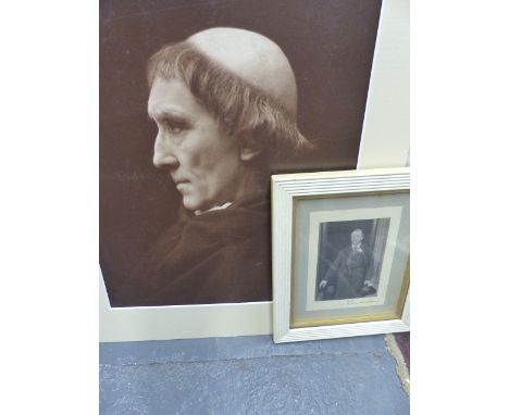 A MOUNTED VINTAGE PHOTOGRAPHIC IMAGE OF THE ACTOR SIR HENRY IRVING PLAYING BECKET WITH PRESENTATION INSCRIPTION TOGETHER WITH