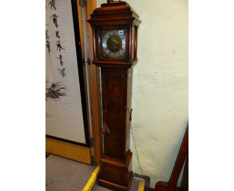 A GOOD QUALITY EARLY-MID 20th.C. GEORGIAN STYLE GRANMOTHER CLOCK WITH WEIGHT DRIVEN MOVEMENT STRIKING ON A BELL COMPLETE WITH