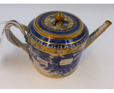 A CHINESE EXPORT BLUE AND WHITE DRUM FORM TEAPOT WITH INTERLACE HANDLES AND GILT HIIGHLIGHTS.   H.12cms.