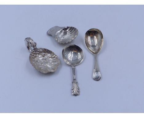 FOUR SILVER HALLMARKED CADDY SPOONS TO INCLUDE A WILLIAM IV 1835, A 1901 VINE LEAF AND GRAPE DECORATED SPOON AND TWO FURTHER 