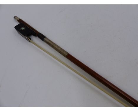 A GOOD QUALITY VIOLIN/ VIOLA BOW BY JOHN AND ARTHUR BEARE. 74.5cms. LONG approx 55 grams the shaft of tapered octagonal secti