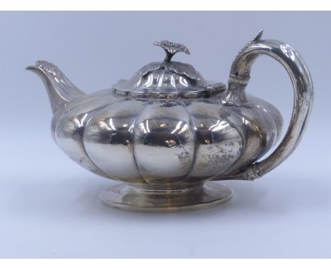 A SILVER HALLMARKED TEAPOT DATED 1834 LONDON, MAKER WILLIAM BATEMAN II. MEASURING APPROXIMATELY 28cms (11") ACROSS FROM THE H
