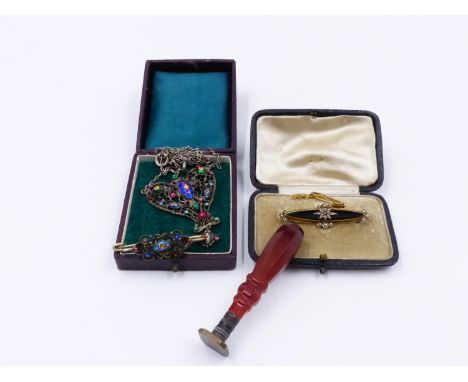 A WHITE METAL GLASS AND ENAMEL ART DECO STYLE INTRICATE FILIGREE HEART PENDANT AND SIMILAR MATCHING BROOCH TOGETHER WITH AN O