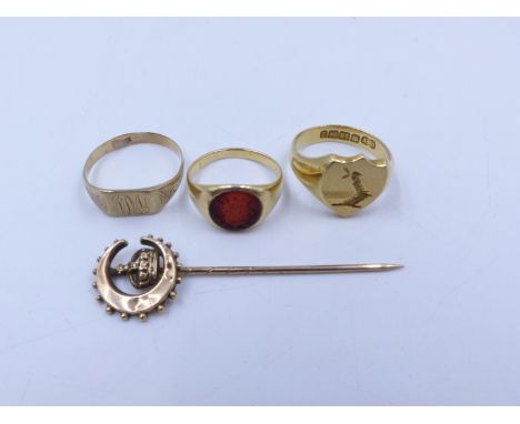 AN 18ct HALLMARKED DEAKIN AND FRANCIS SHIELD CUT SIGNET RING, CREST ENGRAVED DATED 1899 TOGETHER WITH A 9ct STICK PIN DATED P