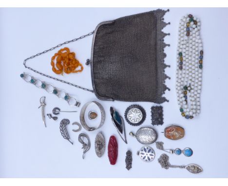 A VARIED SELECTION OF EARLY 20th. C. JEWELLERY TO INCLUDE A CHESTER HALLMARKED SILVER BANGLE DATED 1939, A JERUSALEM SILVER C