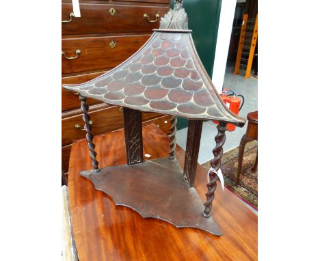 AN UNUSUAL CARVED MAHOGANY CHINOISERIE DESIGN HANGING CORNER BRACKET WITH BARLEY TWIST SUPPORTS.