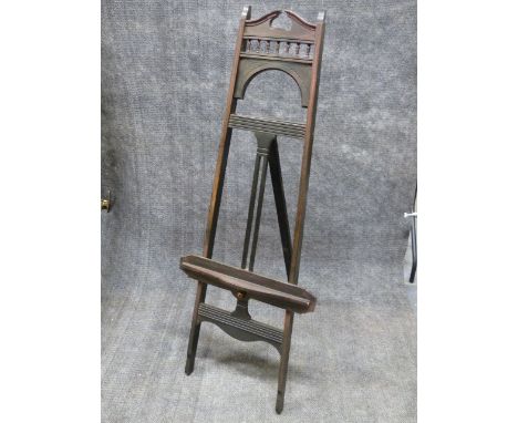 AN EDWARDIAN AESTHETIC CARVED FLOOR STANDING DISPLAY EASEL.