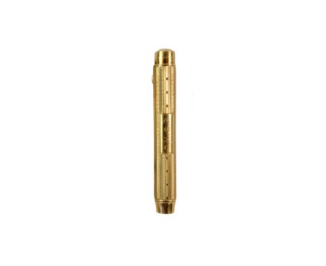A 9ct gold engine turned propelling pencil, Samson Mordan & Co., London 1929, the cylindrical case engraved with initials, 8c