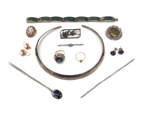 A 9ct white gold and zircon bar brooch, a 9ct gold and small emerald ring, a pair of simulated pearl earrings, a Scottish sil