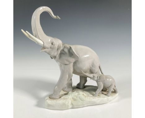 A glossy figure of a mother and child elephant. Lladro backstamp. This item has its original box: 15.5"L x 12.5"W x 7.5"H. Ar