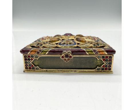 The implementation of chinoiserie style to this gorgeous keepsake box is not lost in this enameled beauty. The colorful desig