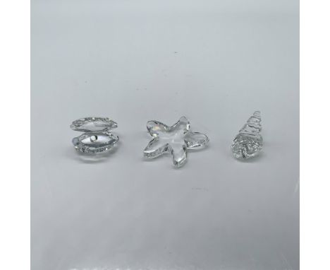 This set of three crystal items given as renewal gifts for members from 2005 to 2007 includes the 2005 gift is a clear starfi