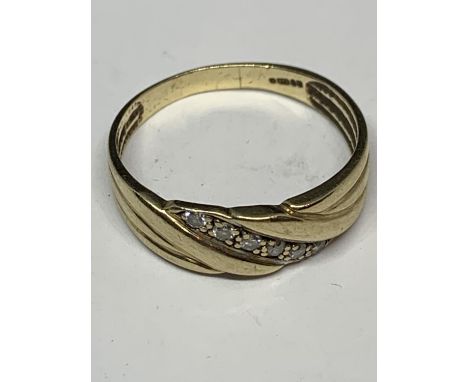 A 9 CARAT GOLD RING WITH SIX DIAMONDS IN A TWIST DESIGN SIZE R IN A PRESENTATION BOX 