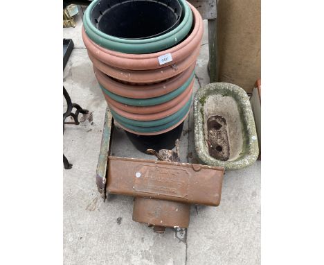AN ASSORTMENT OF GARDEN ITEMS TO INCLUDE A RECONSTITUTED STIONE PLANTER, AND PLASTIC PLANT POTS ETC 