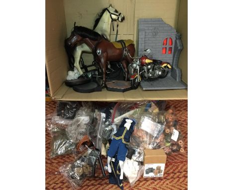 A QUANTITY OF MILITARY MODEL FIGURE ACCESSORIES - TWO HORSES, A MOTORBIKE, CLOTHING, PART FIGURES ETC 