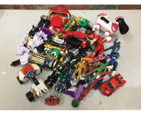 A LARGE AMOUNT OF TRANSFORMER STYLE, POWER RANGER STYLE AND OTHER ROBOT TOYS 