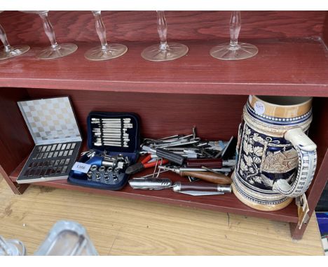 AN ASSORTMENT OF ITEMS TO INCLUDE A SMALL SOCKET SET, A CERAMIC TANKARD AND POCKET KNIVES ETC 