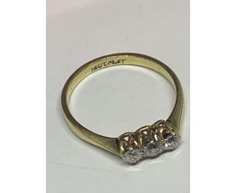 AN 18 CARAT GOLD RING WITH THREE IN LINE DIAMONDS SIZE N IN A PRESENTATION BOX 