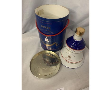 A BELL'S OLD SCOTCH WHISKY 1988 PRINCESS BEATRICE ROYAL DECANTER IN DECORATIVE LIDDED BARREL 43% VOL, 75CL 
