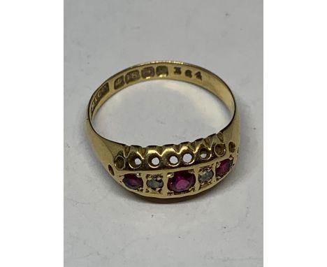 AN 18 CARAT GOLD RING WITH FIVE IN LINE STONES THREE RUBYS AND TWO DIAMONDS IN A DECORATIVE SETTING SIZE M/N AND A PRESENTATI