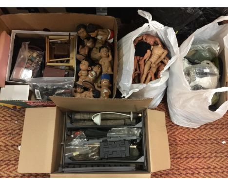 A QUANTITY OF MILITARY MODEL FIGURE ACCESSORIES - GUNS , CLOTHING, PART FIGURES, FURNITURE ETC 