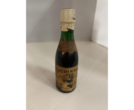 A VINTAGE BOTTLE OF ROBINSONS OLD TOM ALE BELIEVED TO BE IN EXCESS OF 100 YEARS OLD - THE BOTTLE IS 19+ CM HIGH 
