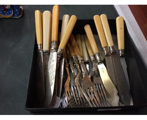 A QUANTITY OF VINTAGE SILVER COLLARED AND MODERN EPNS CUTLERY 