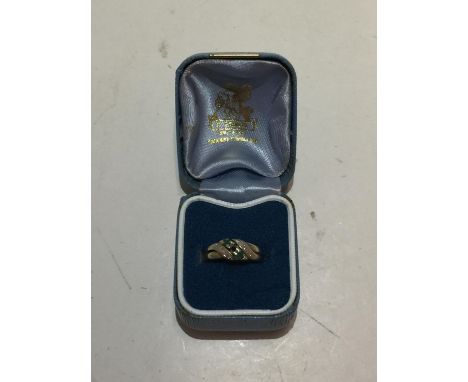 A 9 CARAT GOLD DIAMOND AND GREEN CLUSTER RING WITH PRESENTATION BOX GROSS WEIGHT 3g 