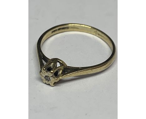 A 9 CARAT GOLD RING WITH A DIAMOND SOLITAIRE SIZE M IN A PRESENTATION BOX 
