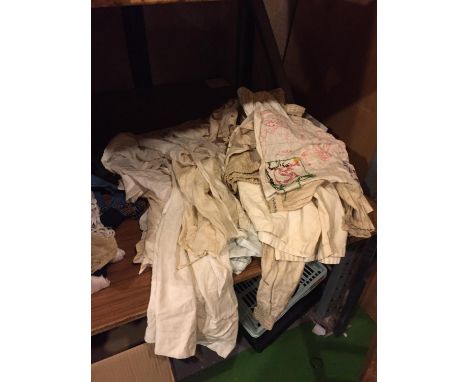 A COLLLECTION OF VINTAGE CLOTHING TO INCLUDE PINNIES, LINEN WARE, BLOUSES, ETC 