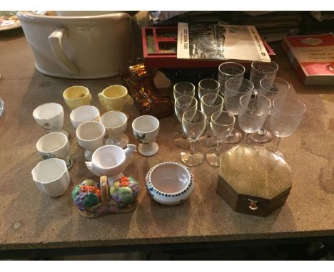 A QUANTITY OF ITEMS TO INCLUDE LIQUOR AND SHERRY GLASSES, EGG CUPS, A CARNIVAL GLASS BOWL, SMALL POOLE POTTERY DISH, ETC 