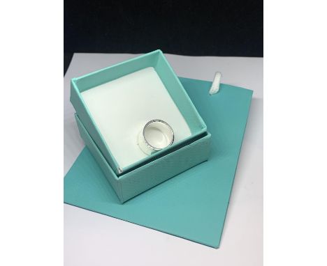 A MARKED 925 HEAVY FASHION RING SIZE P 8.92 GRAMS WITH GIFT BAG AND PRESENTATION BOX 