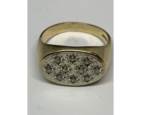 A HEAVY 9 CARAT GOLD RING WITH CLEAR STONE CHIPS GROSS WEIGHT 6 GRAMS IN A PRESENTAION BOX 