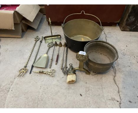 AN ASSORTMENT OF BRASS ITEMS TO INCLUDE A HEAVY JAM PAN, A PLANTER AND VARIOUS FIRESIDE ITEMS TO INCLUDE A TOASTING FORK, CRU