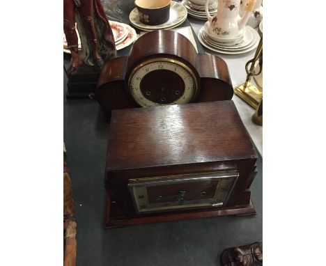 AN ART DECO MAHOGANY CASED MANTLE CLOCK AND A MAHOGANY CASED NAPOLEONS HAT MANTLE CLOCK 