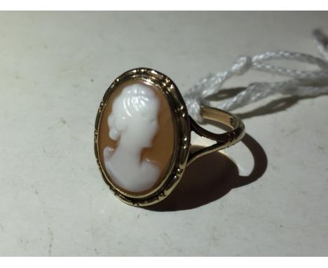 A 9 CARAT GOLD CAMEO RING 