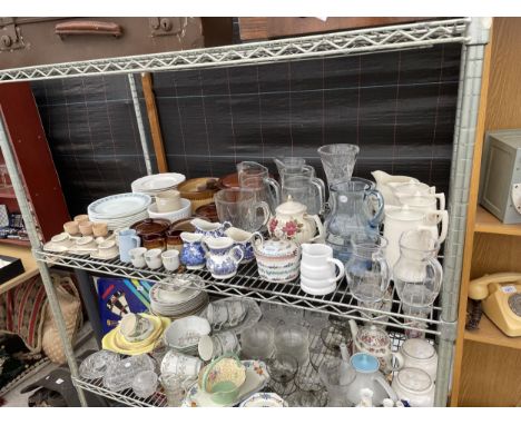 AN ASSORTMENT OF GLASS AND CERAMIC WARE TO INCLUDE JUGS, PLATES AND COFFEE POTS ETC 