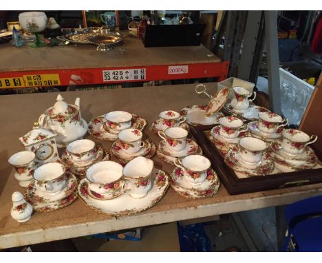 A LARGE COLLECTION OF MAINLY ROYAL ALBERT 'OLD COUNTRY ROSES' TO INCLUDE TEA POT, TRIO'S, SUGAR BOWLS, CAKE STAND AND KNIFE, 