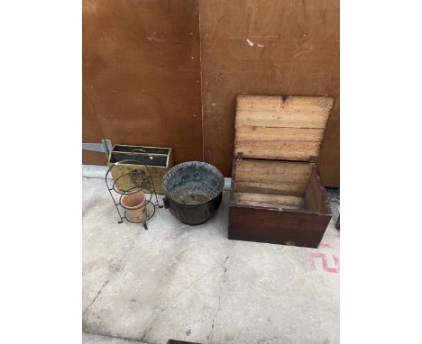 AN ASSORTMENT OF ITEMS TO INCLUDE A WOODEN STORAGE BOX, A BRASS MAGAZINE RACK AND A BRASS PLANTER ETC 