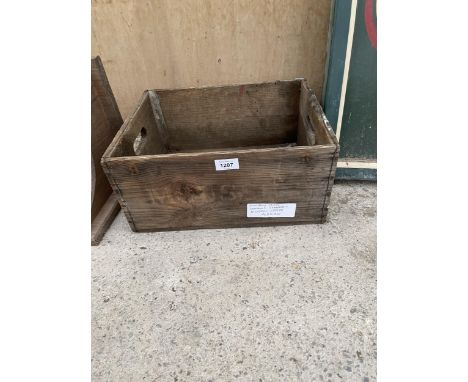A VINTAGE JONATHAN CRUSE SAWMILLS SOMERSET MOUSSE CRATE 