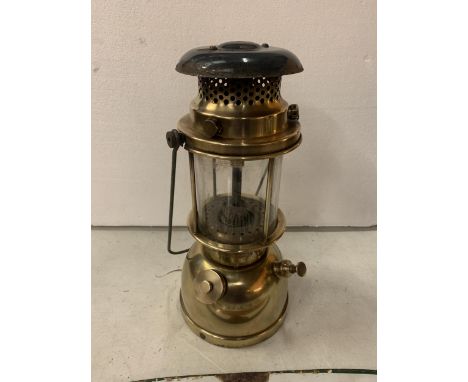 A VINTAGE BIALADDIN MODEL 300X BRASS OIL LAMP 35CM TALL 