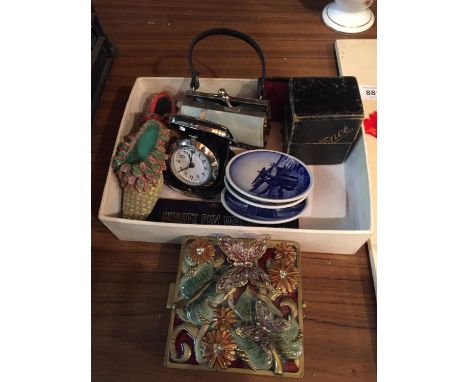 A COLLECTION OF ITEMS TO INCLUDE THREE MINIATURE CERAMIC ROYAL COPENHAGEN PLATES, AN ORNATE TRINKET BOX, A TRAVELLING ALARM C