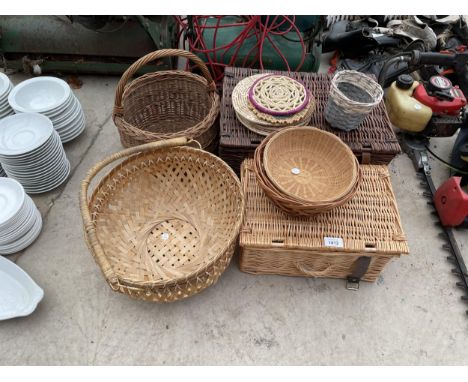 AN ASSORTMENT OF WICKER BASKETS TO INCLUDE TO HAMPER BASKETS AND TWO CARRYING BASKETS ETC 