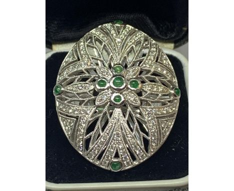 AN 18 CARAT WHITE GOLD DIAMOND AND EMERALD COCKTAIL RING GROSS WEIGHT 13.2 GRAMS SIZE O/P 