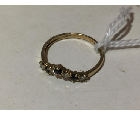 A 9 CARAT GOLD WISHBONE RING 