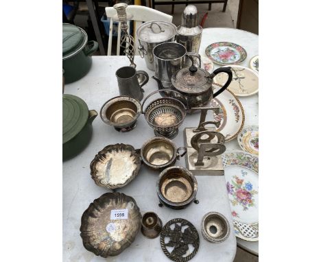 AN ASSORTMENT OF SILVER PLATE ITEMS TO INCLUDE A TEAPOT, TRINKET DISHES, MILK JUG AND SUGAR BOWL ETC 